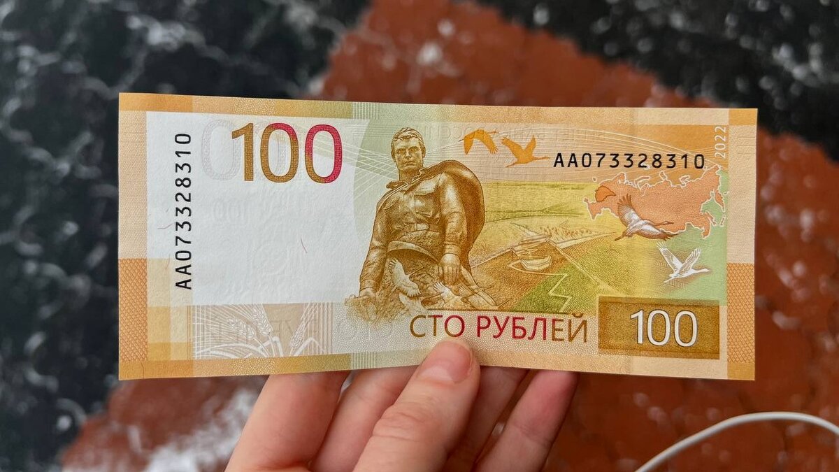 Первый раз на днях подержала в руках такую вот новую сотку. Видели уже?