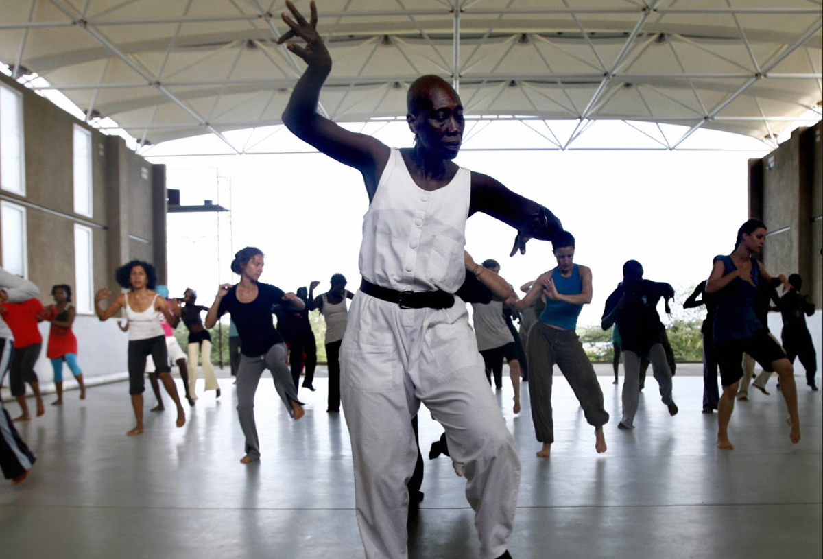 «Моя работа нашла отклик»… Акони ведет танцы в студии под открытым небом своей школы.