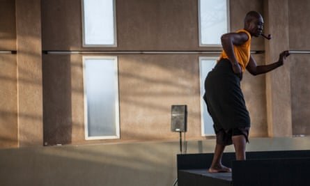 Легкость передвижения… Акони репетирует в Сенегале. 