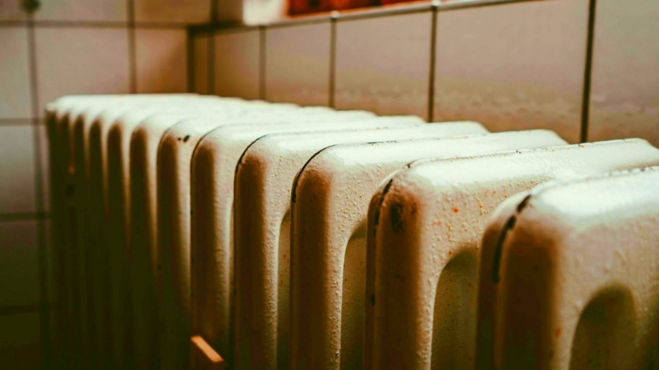 Кто на самом деле должен отвечать перед соседями за прорыв батареи в квартире: разбираем решения судов