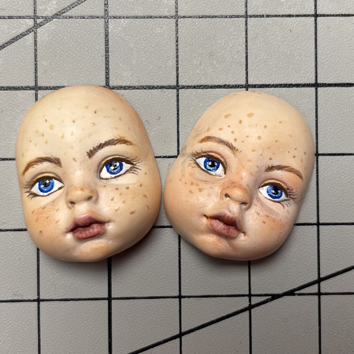 игрушечное лицо. кукольное личико. красивые лица кукол. лицо куклы пупса. игрушечное лицо.