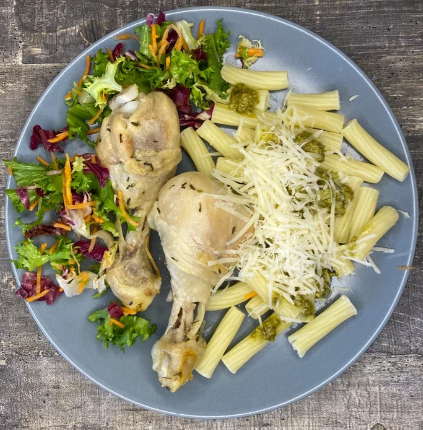 На фото пример подачи вкусного и простого блюда: куриные ножки тушеные с тимьяном, тортильони с соусом песто и пармезаном, салат микс (салат Фризе, салат Радичио, морковь).