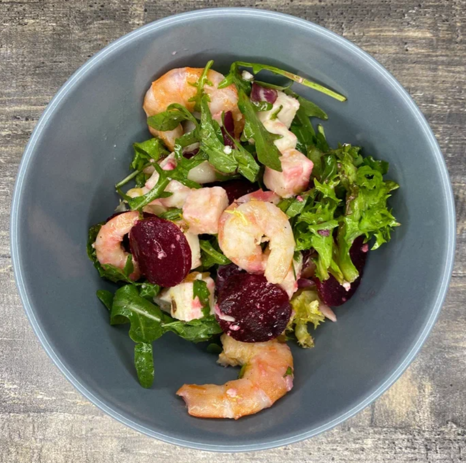 На фото пример салата (салат микс - руккола, салат Фризе, салат Радичио; креветки отварные; сыр Адыгейский; свёкла) с той самой заправкой из соуса песто с кисло-сладким соусом Чили.