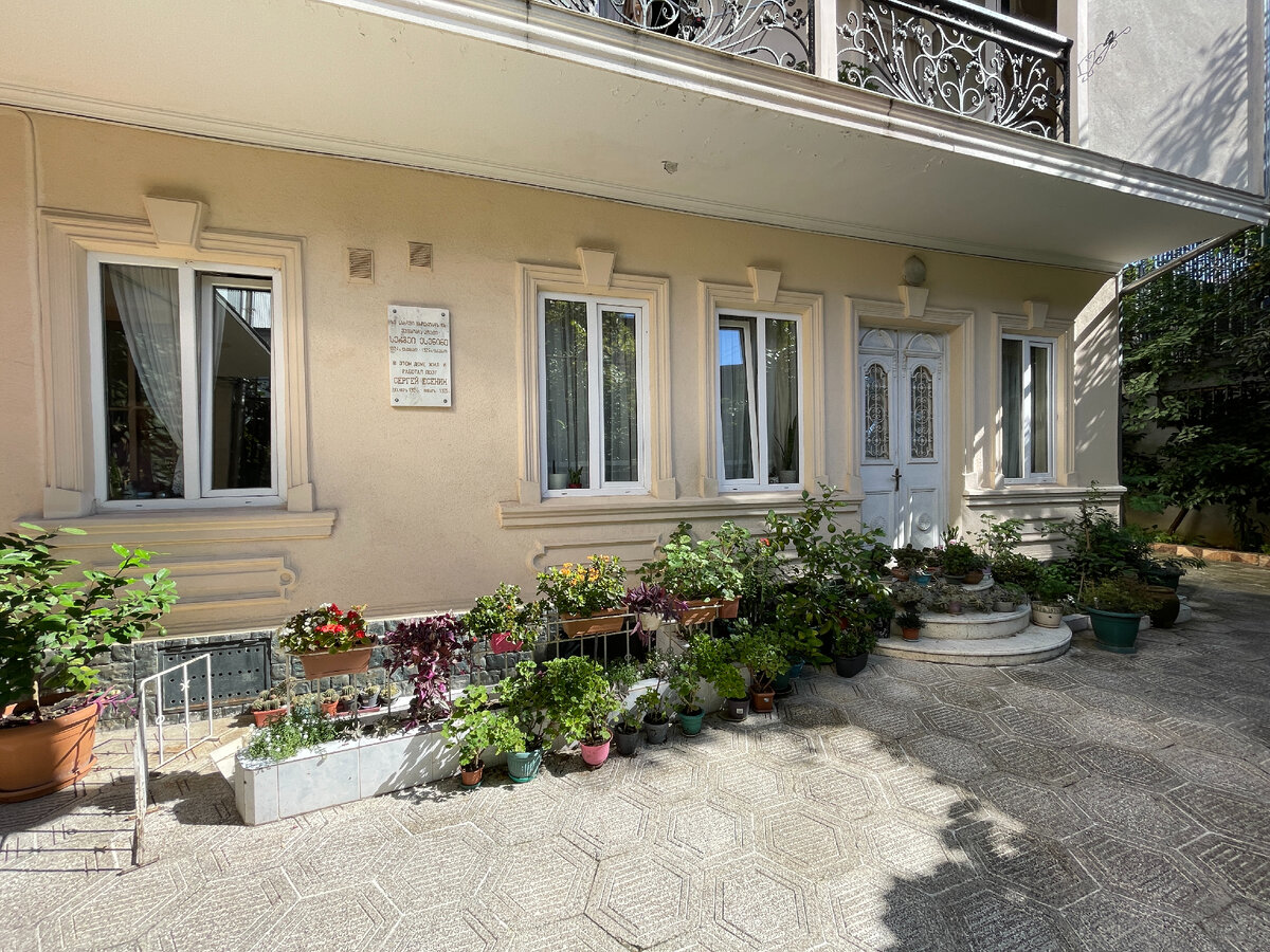 семья в загородном доме. семья рядом с домом. семья, дом. ипотека на загородные дома. деревня салем штат массачусетс.