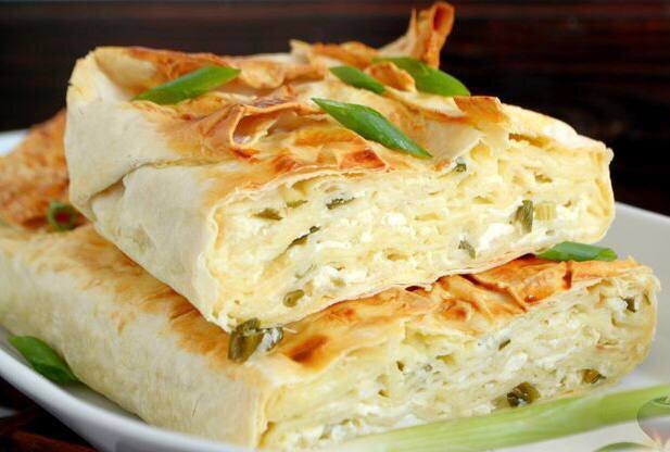 Ленивая ачма

📖 Ингредиенты:

- Лаваш - 400 г. 
- Сыр - 250г. 
- Творог - 500 г
- Молоко - 300 мл. 
- Яйца - 4 шт. 
- Зелень - по вкусу 

🧑🏻‍🍳 Приготовление: 

1. Нарезаем лаваш на небольшие кусочки любой формы. В творог добавляем яйца, молоко. По желанию добавляем зелень. Солим и затем добавляем натёртый сыр. Хорошо перемешиваем.
2. Засыпаем нарезанный лаваш,ещё раз перемешиваем и выкладываем в смазанную растительным маслом форму для запекания.
3. Отправляем в духовку примерно на 40 минут, 180 градусов. Запекаем до хрустящей корочки.
