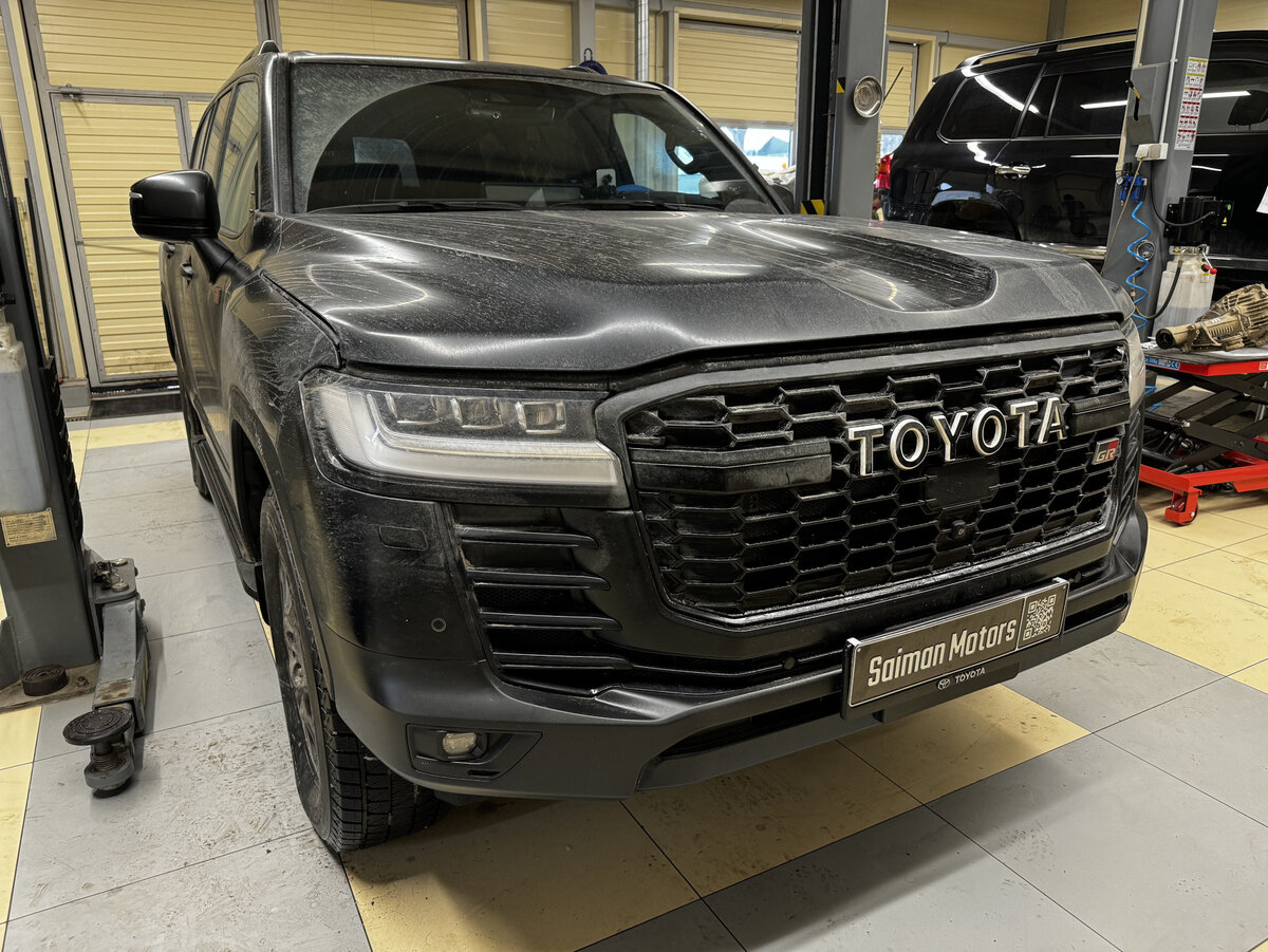 Land Cruiser 300 GR Sport 70th Anniversary VRX