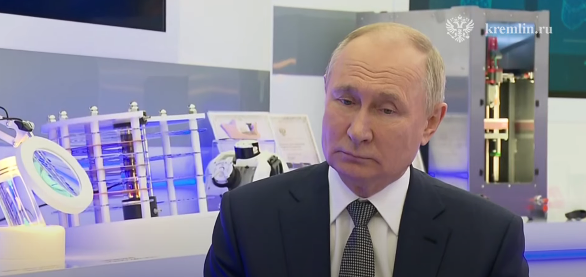 Скриншот взят из интервью Путина на площадке Росатома