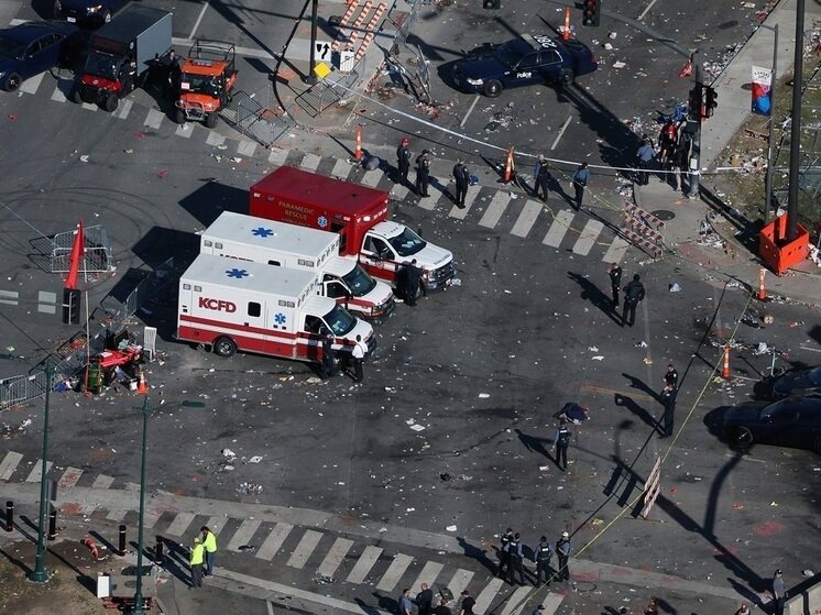 оркестр на площади. на парад становись. парад становись первый батальон прямо остальные треком. упал на параде 9 мая. колонна военной техники в ярославле завтра парад.