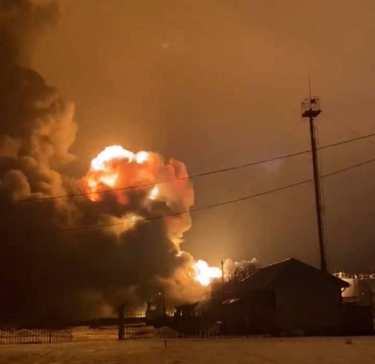 Взрывы под Курском: сильный пожар начался на нефтебазе 15 февраля 2024