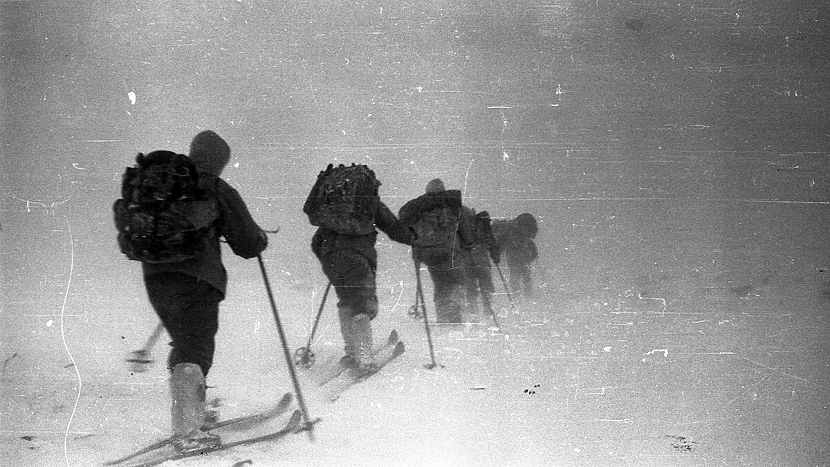 Группа Игоря Дятлова в лыжном походе по Северному Уралу, зима 1959 года.