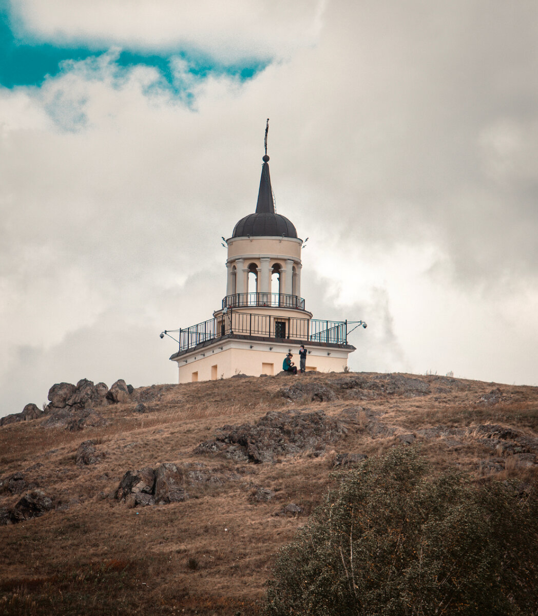 Лисьегорская башня. В темное время включается подсветка.