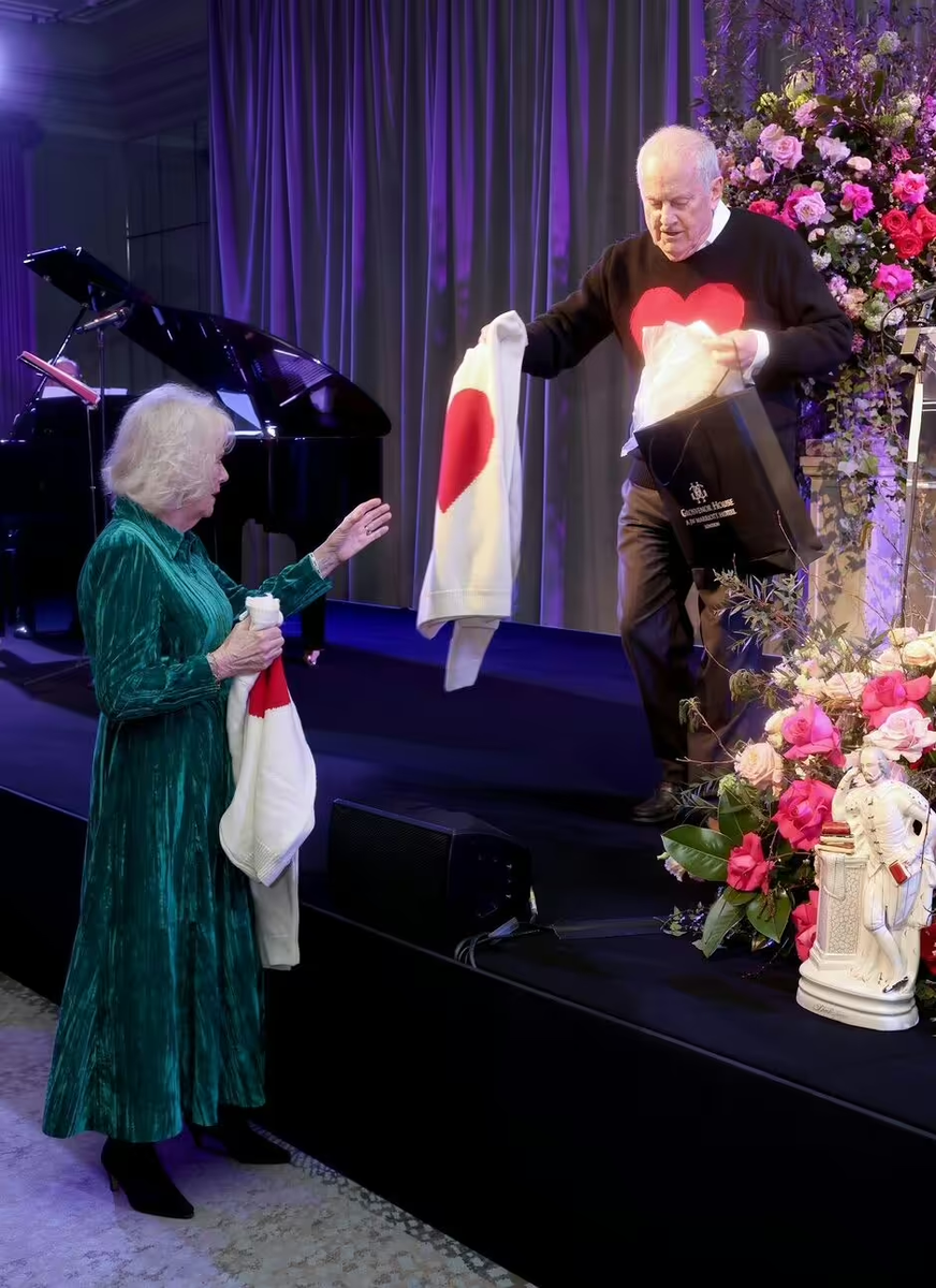 Королева получает подарки на День святого Валентина от ведущего Джайлса Брандрета.