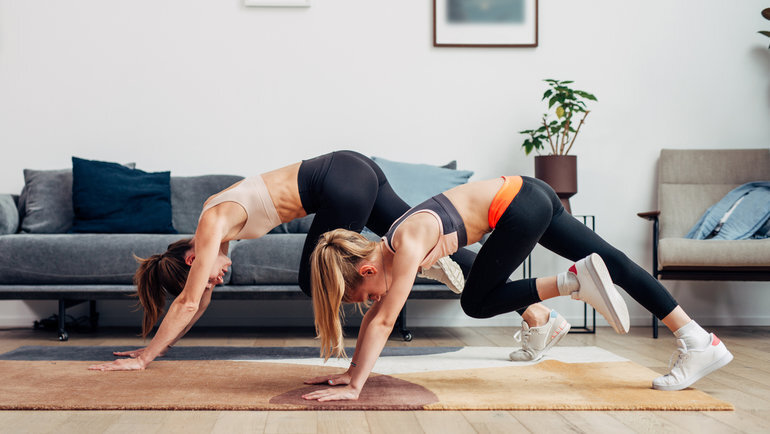 девушка занимается спорто. девушка и фитнес. упражнения с валиком для фитнеса. спортивные женщины. женщина в спортзале.