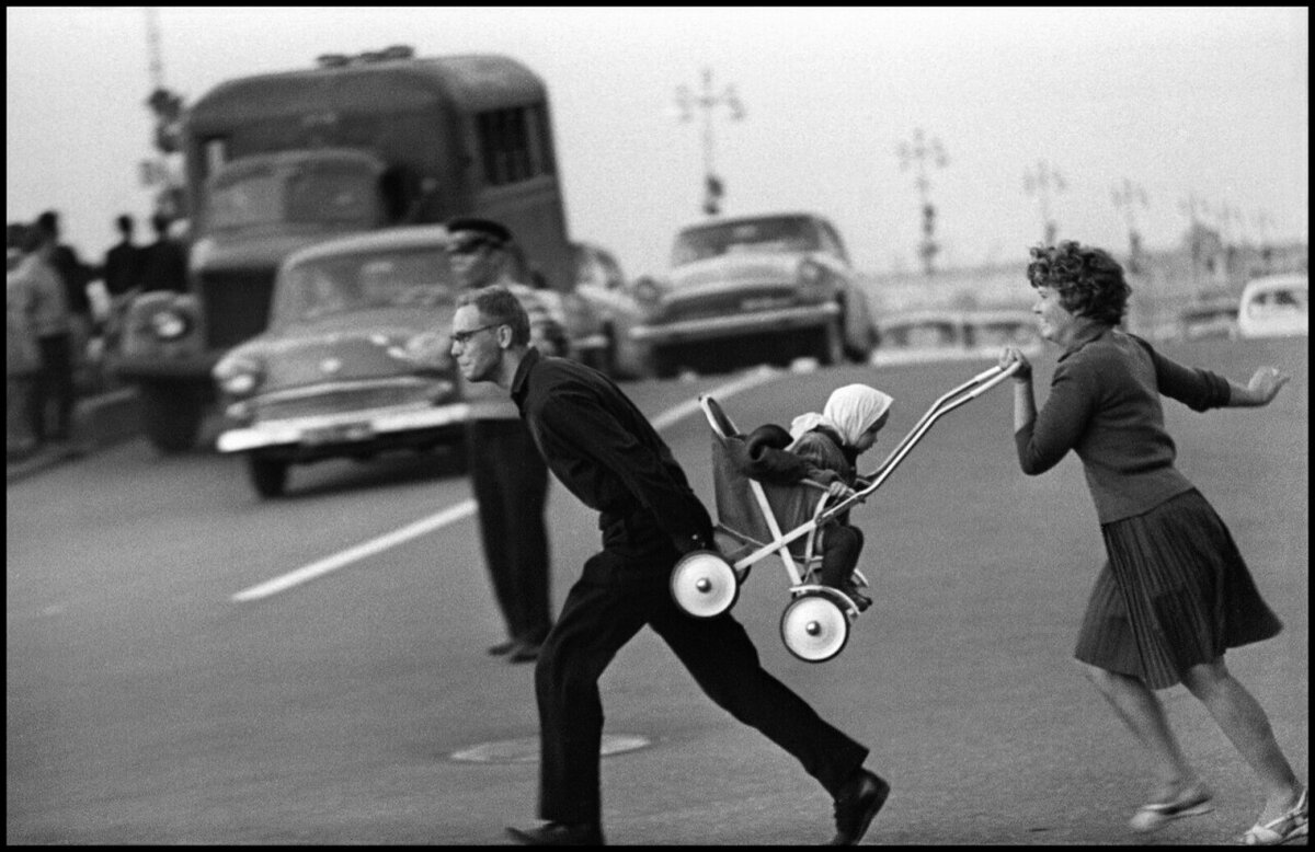    Через проспект, 1963 год. Фотограф Владимир Богданов