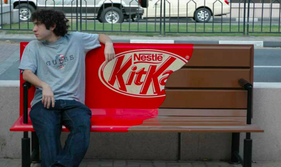 Реклама Kitkat на скамейке