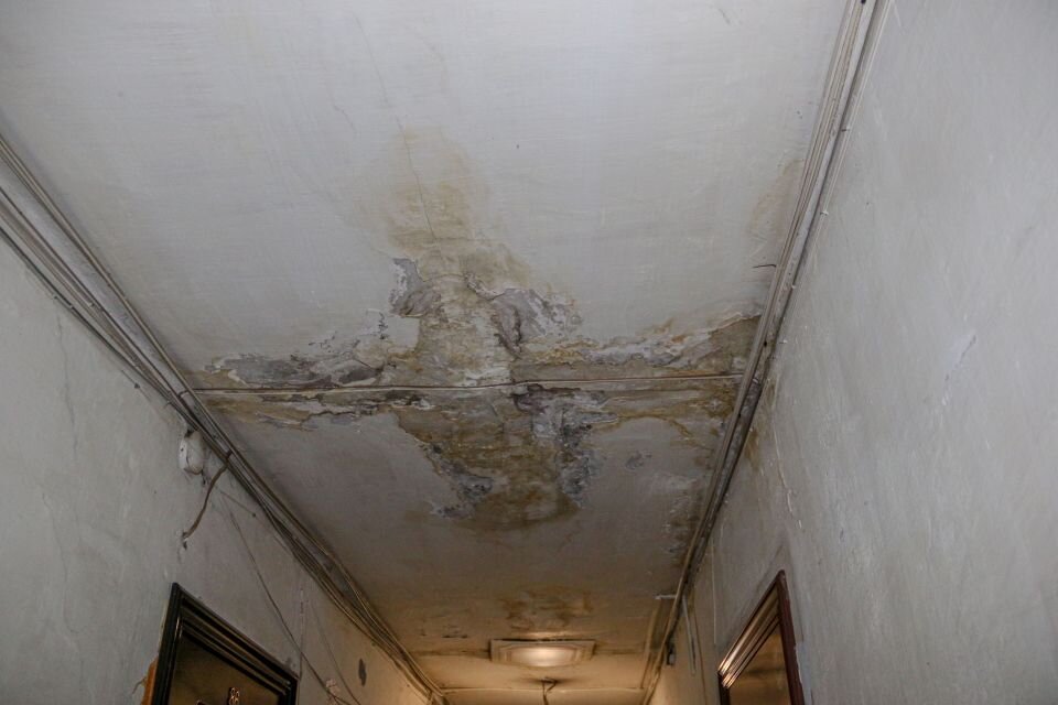 Жители многоэтажки на ул. Кулагина, 17 пожаловались на дырявую крышу. Фото: Виталий Барабаш