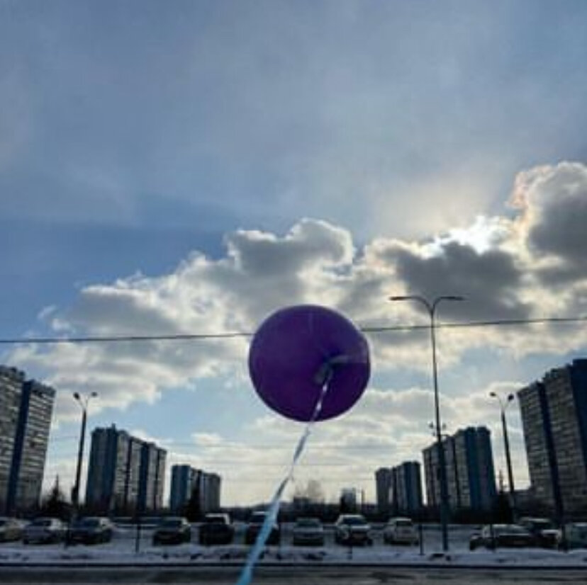Одним из красивых жестов марафона желаний является запуск шарика в небо.
