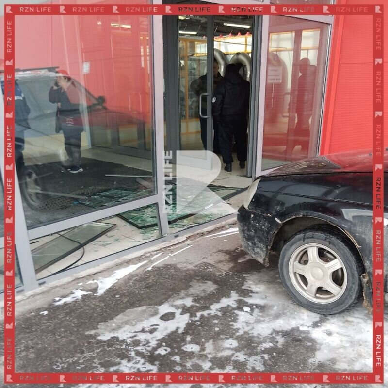    В Рязани автомобиль въехал в панорамное окно торгового центра7info.ru