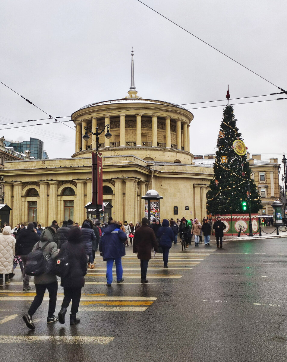 Не первая похожая питерская фотка. Просто удачная фотосессия метро Площадь Восстания, мне кажется. 2021г. 
