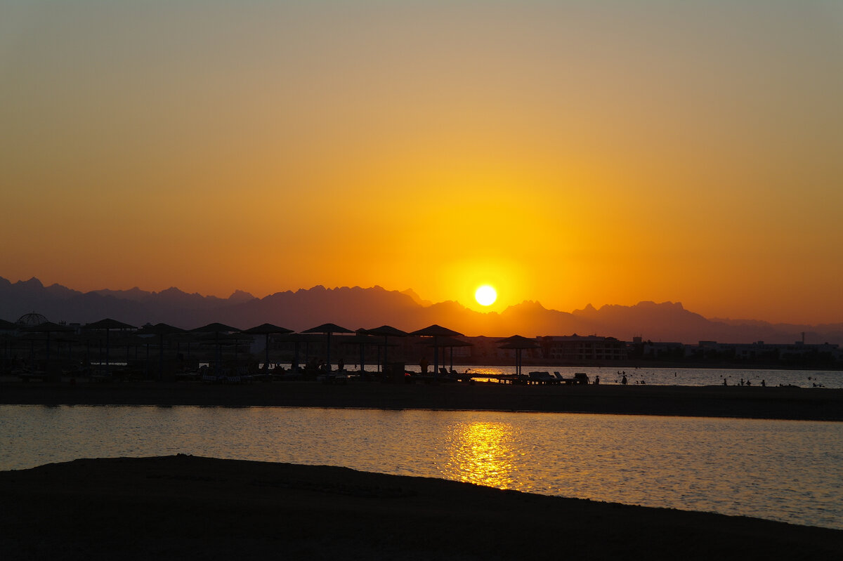 Закат солнца на пляже отеля Лонг Бич.