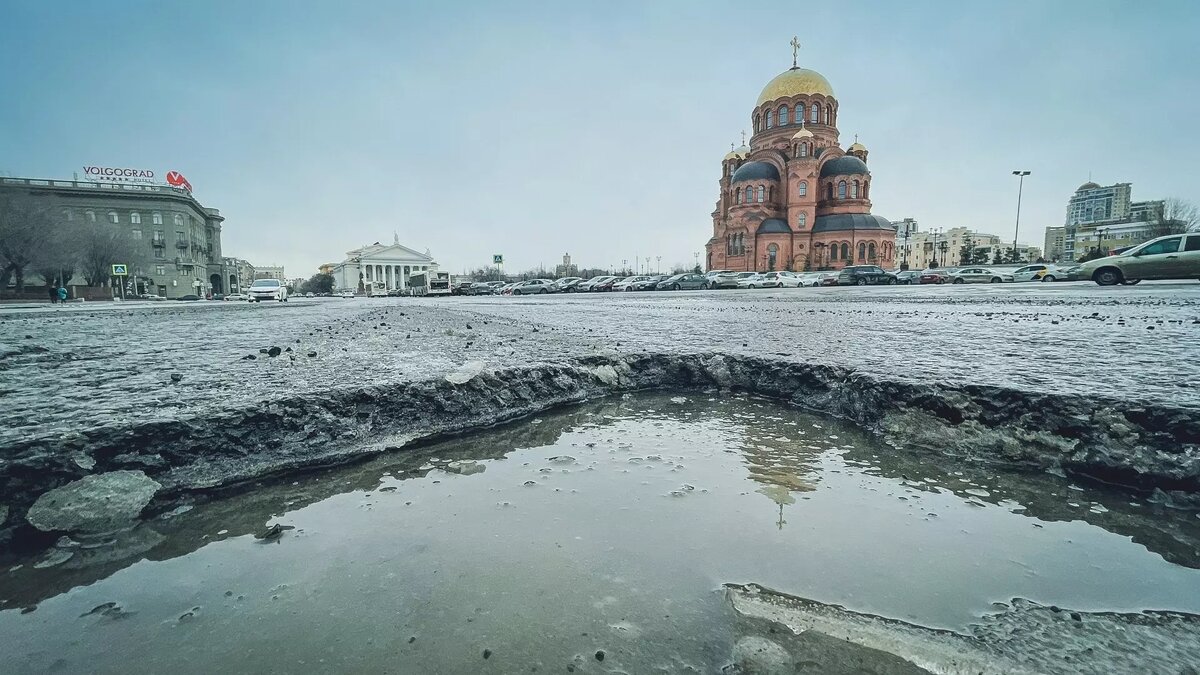     Март ещё не наступил, а дороги в Волгограде уже покрылись ямами и выбоинами, уничтожающими машины горожан. «НовостиВолгограда.ру» решили выяснить, каковы основные причины разрушения асфальта в это время года и можно ли как-то нивелировать эти факторы.