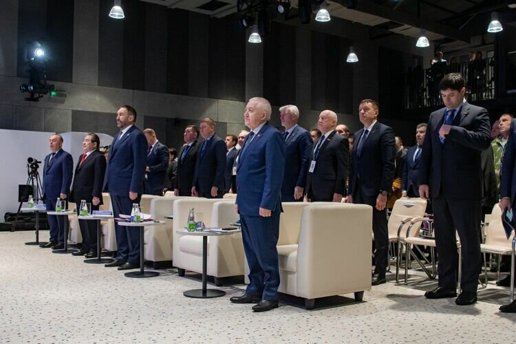    Членов президиума во главе с Алексеем Песошиным буквально усадили в мягкие кресла