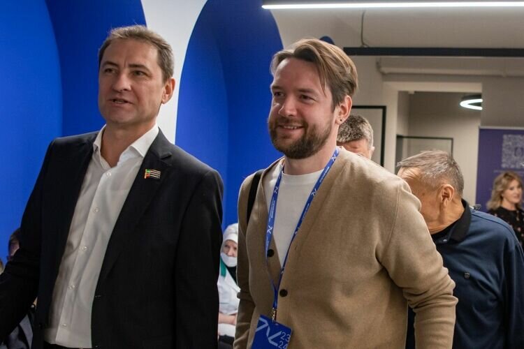    Приговор не помешал Севастьянову приехать на мероприятие и вальяжно беседовать, например, с депутатом совета района и партнером «Додо Пиццы» в Альметьевске Вячеславом Миллером