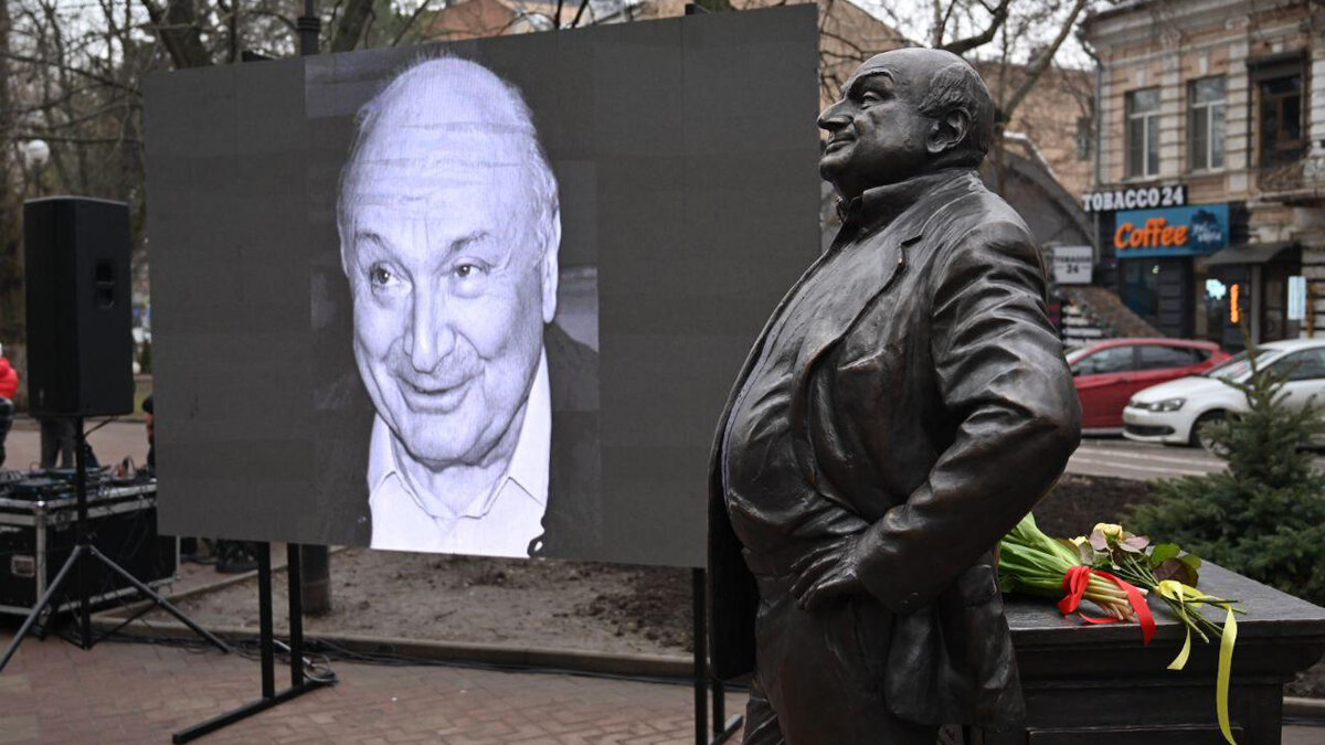 плита под памятник 150х60. гранитная плитка на могилу. памятник с плитой на могилу. фундамент для памятника. намогильные памятники кладбище москва.