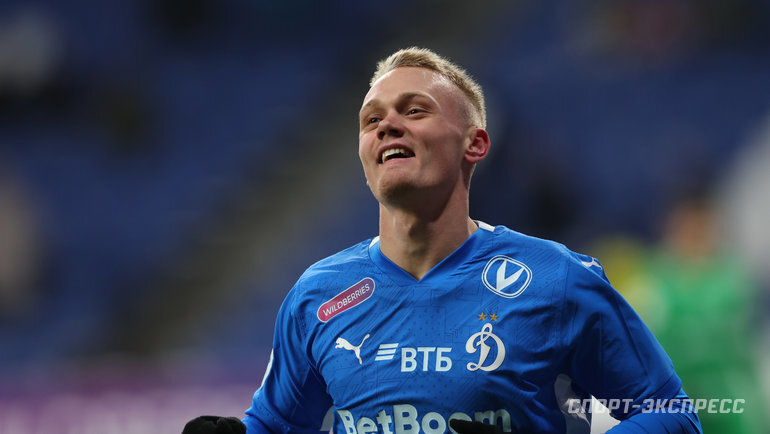    Нападающий «Динамо» Константин Тюкавин.Александр Федоров