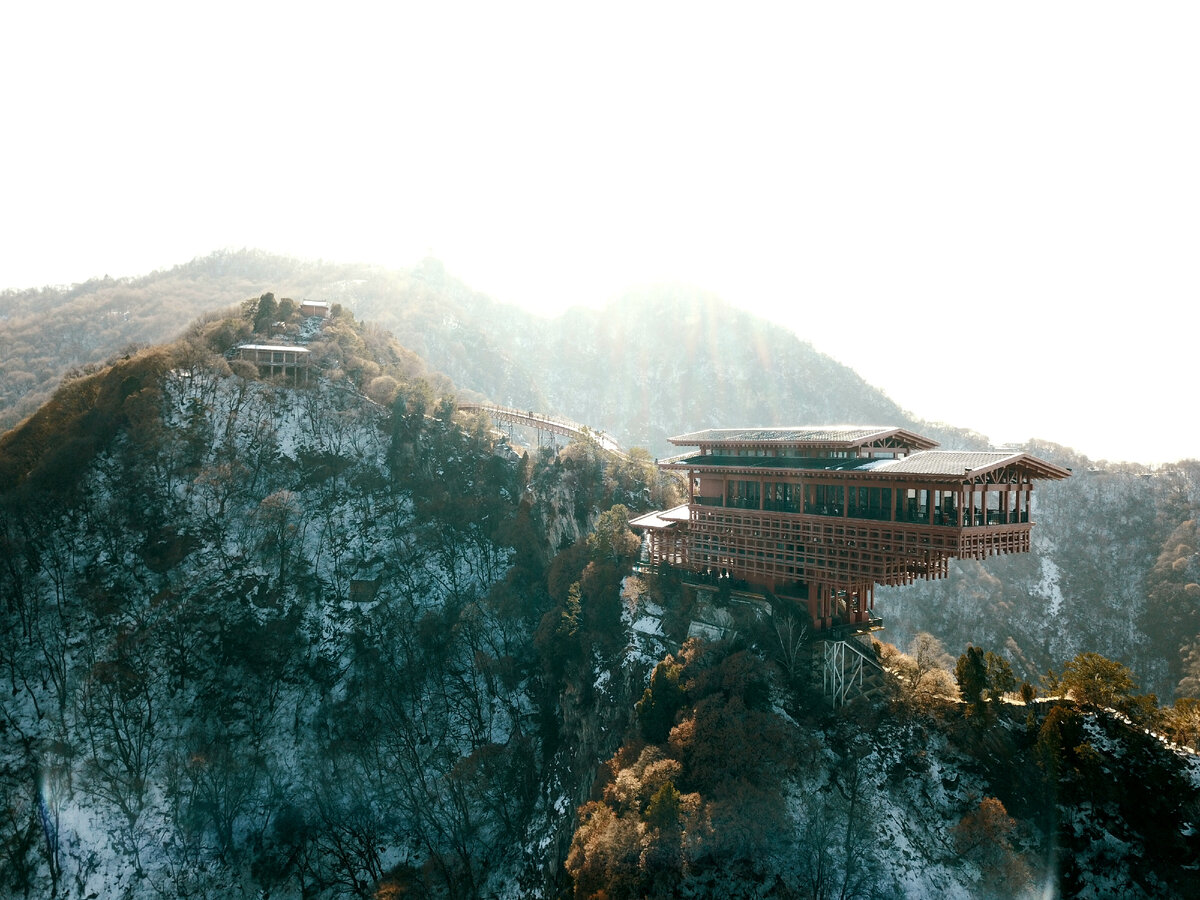 Фото с дрона я ужасно засветил неверными параметрами яркости, так что пришлось выкручивать цвета уже после