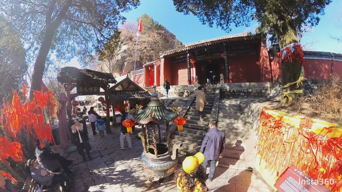 Вход в храм