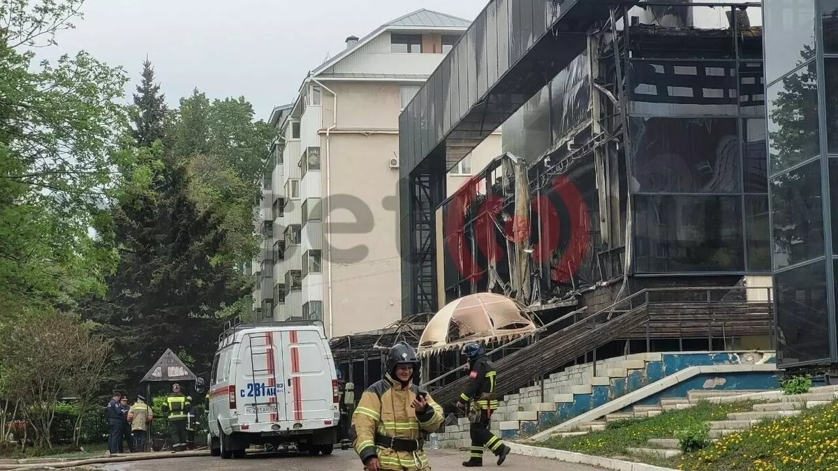     Фирма, выкупившая кинотеатр, создана менее месяца назад. Новые владельцы собираются организовать «большой термальный комплекс» или спортивный и развлекательный центр.