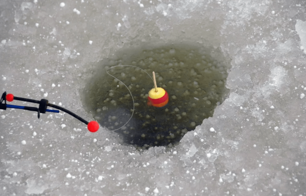 При поклевке лещ обычно приподнимает и ложит поплавок