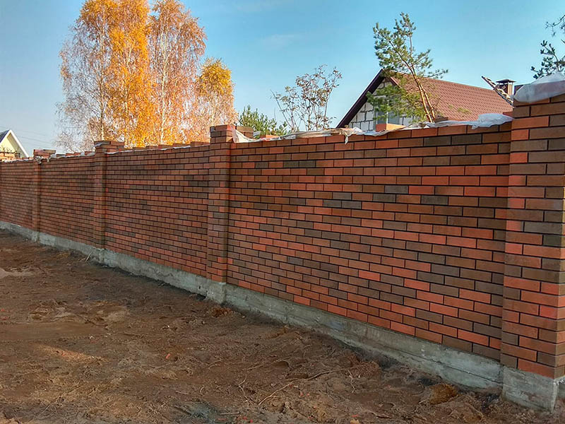 Забор из кирпича