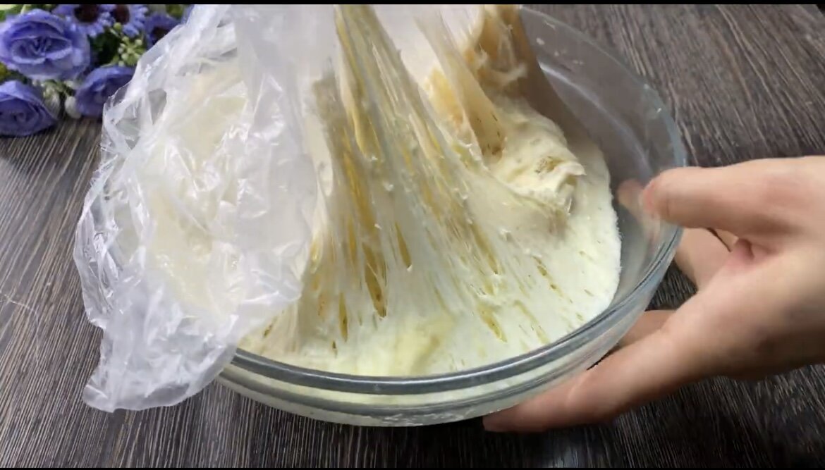 Дрожжи добавлять. Замесить дрожжевое тесто. Дрожжи в теплой воде. Дрожжи добавлять. Мука вода дрожжи соль.