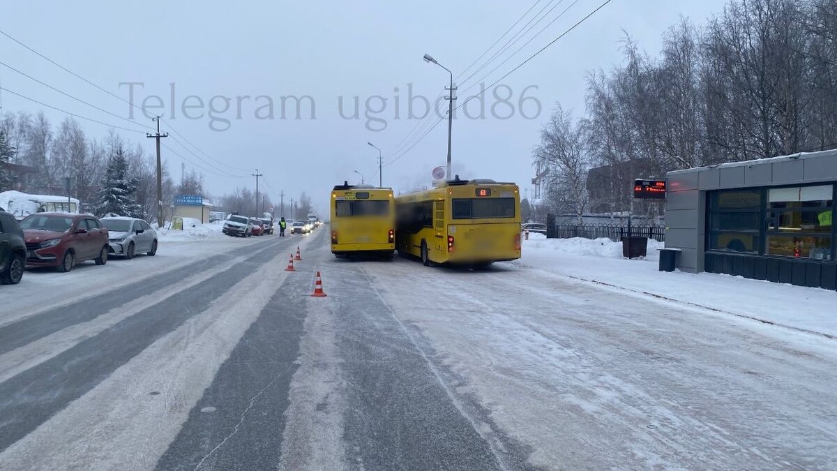    В Сургуте автобус сбил водителя другого автобуса