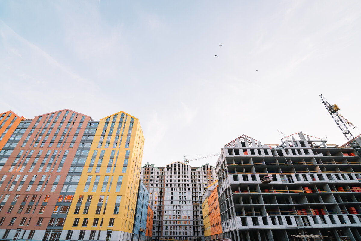 Изображение от <a href="https://ru.freepik.com/free-photo/exterior-of-building-residential-area_1385356.htm#query=%D0%9C%D0%BD%D0%BE%D0%B3%D0%BE%D0%BA%D0%B2%D0%B0%D1%80%D1%82%D0%B8%D1%80%D0%BD%D1%8B%D0%B9%20%D0%B4%D0%BE%D0%BC%20%D1%81%D1%82%D1%80%D0%BE%D0%B9%D0%BA%D0%B0&position=6&from_view=search&track=ais&uuid=d1ee57a9-7442-465d-8fe8-89e3fe302c44">Freepik</a>