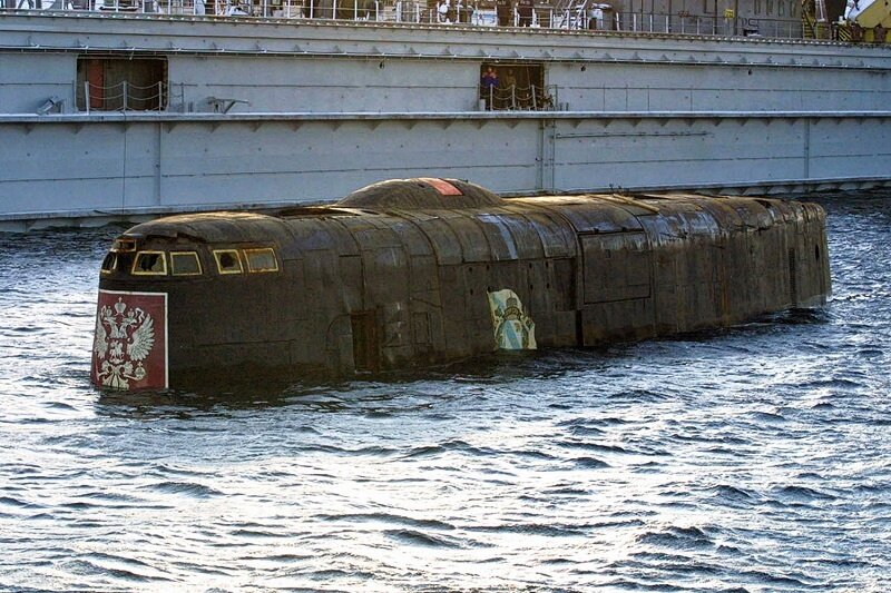 Фото поднятой рубки АПЛ "Курск" 2001 г., найденное в интернете на сайте Ведомости.