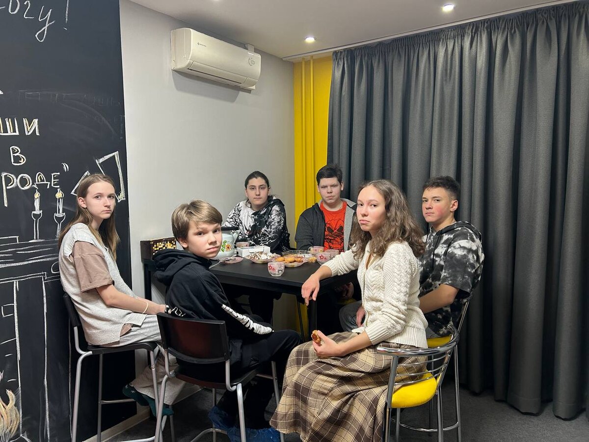 Подростковый клуб «Наши в городе»,  семейного центра «Оберег» филиал «Ломоносовский», провел встречу юных медиаторов. На мероприятие пришли ребята прошедшие обучение в Школе юного медиатора.