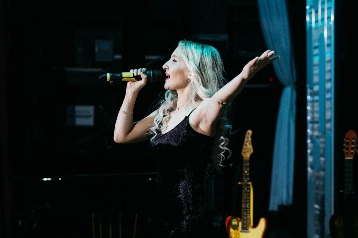    Певица из Сургута записала песню о девушке бойца СВО