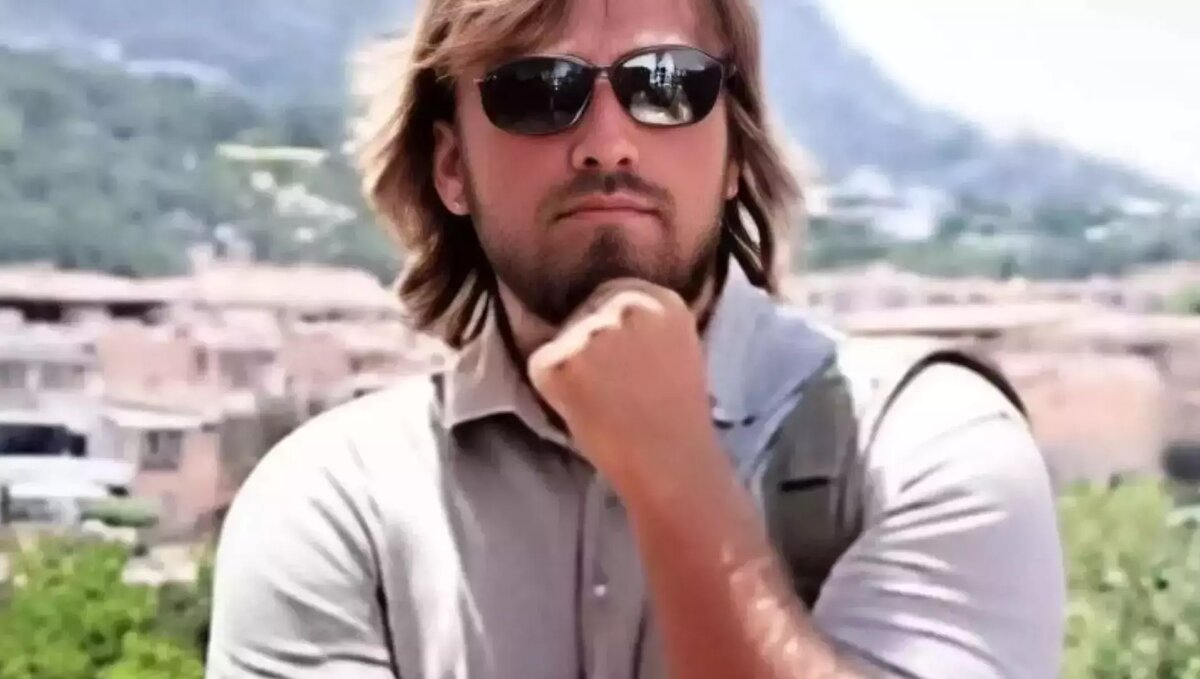     Артем Усс, сын экс-губернатора Красноярского края и ныне сенатора Александра Усса, дал интервью о своем побеге из-под домашнего ареста в Италии. Побег он называет «внезапным», слухи — «смехотворными», а свое участие в заказе побега категорически отрицает.