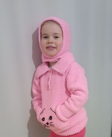 Внучка счастлива.А мне надо шнур связать  для воротничка.