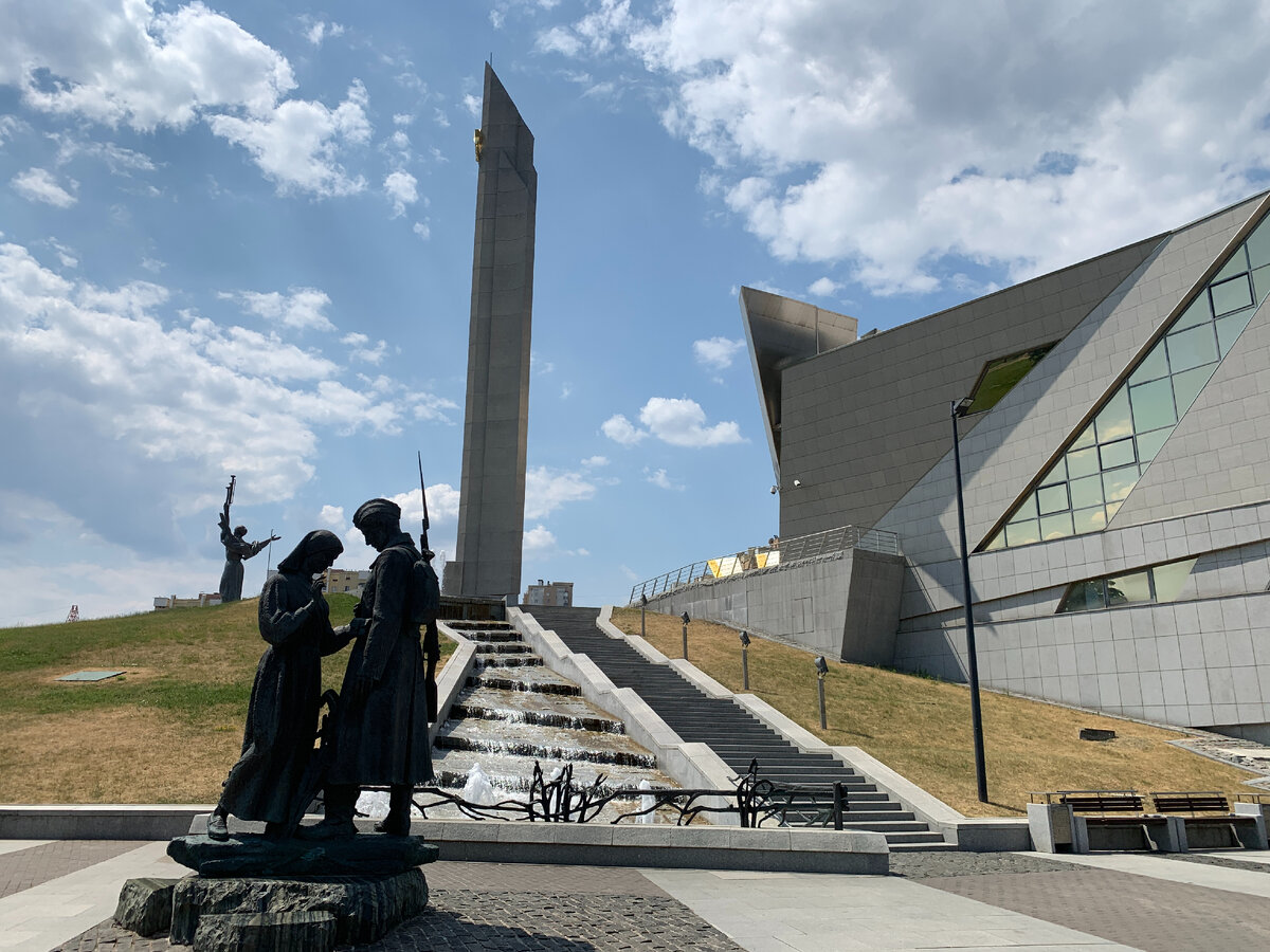 Обелиск "Минск - город - герой " и скульптурная композиция «Прощание славянки» у входа в музей. Похожий памятник можно увидеть и в Москве, на Белорусском вокзале.