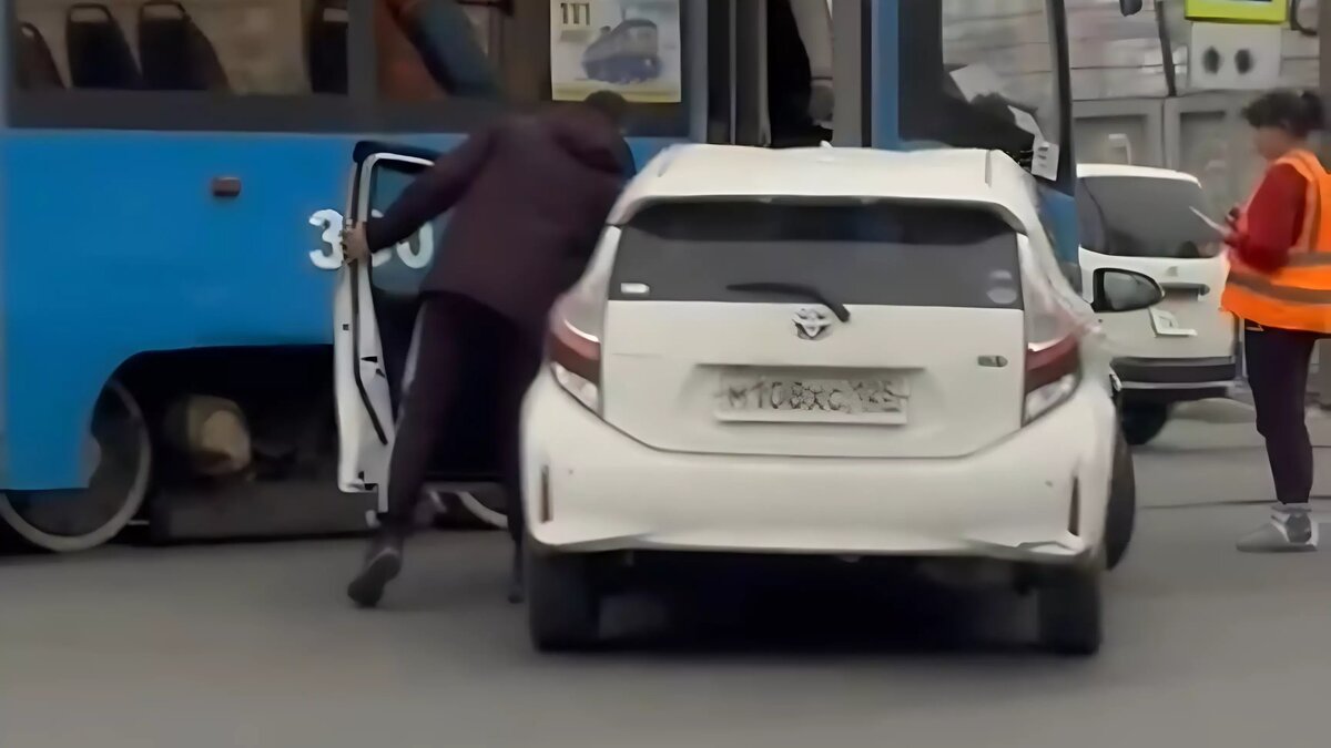     Автомобиль врезался в трамвай в районе Луговой во Владивостоке. Выясняются подробности ДТП.