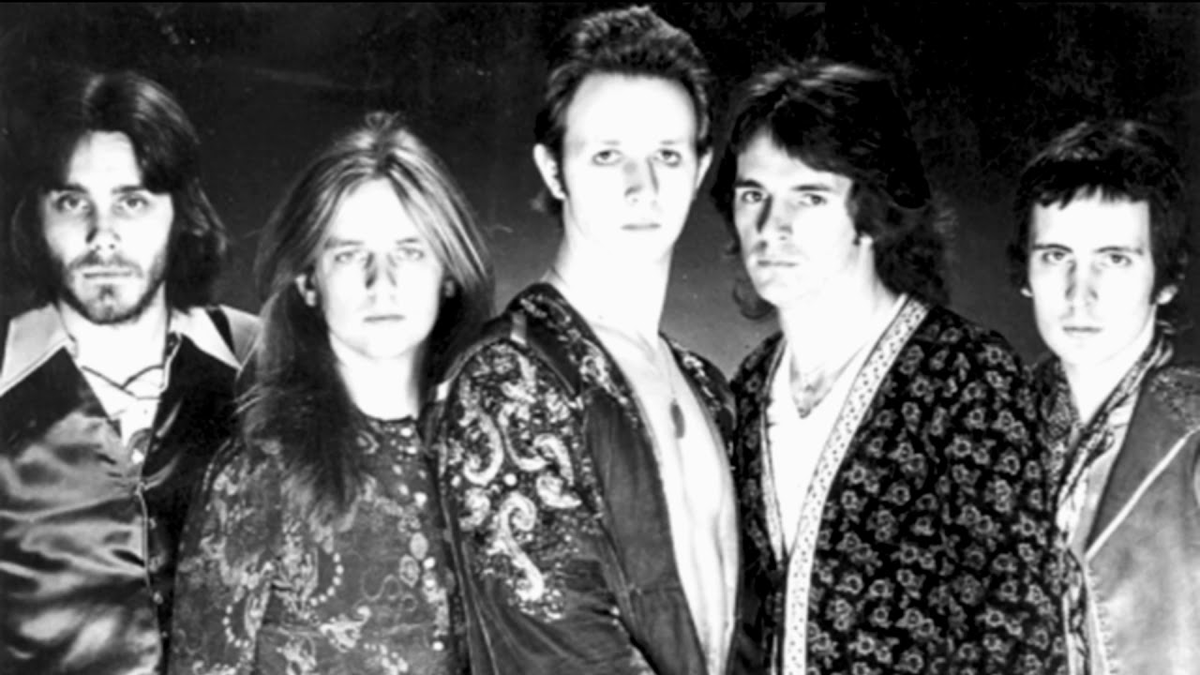 Alan Moore (справа) - барабанщик, ненадолго вернулся в JP