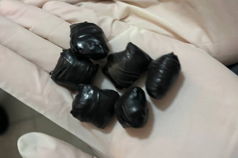    Ранее судимый 31-летний череповчанин "работал" в Зашекснинском районе. У него нашли шесть свертков с наркотиками.