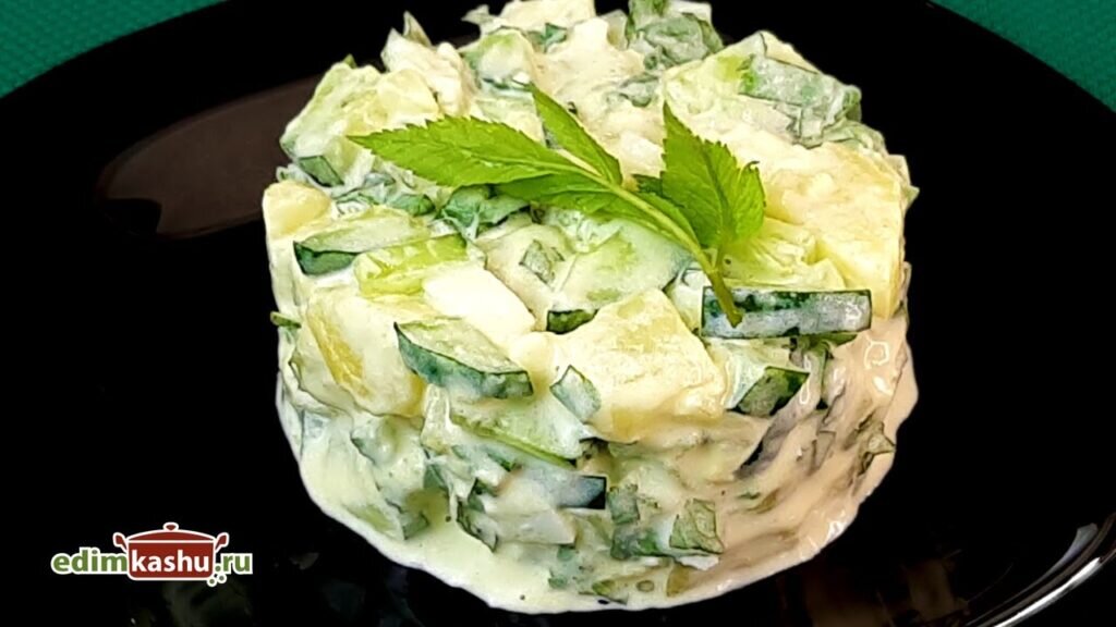  Картофельный салат со свежим огурцом готовится на скорую руку из самых доступных продуктов. Для этого рецепта понадобятся отварной картофель, огурцы, варёные яйца и зелень.