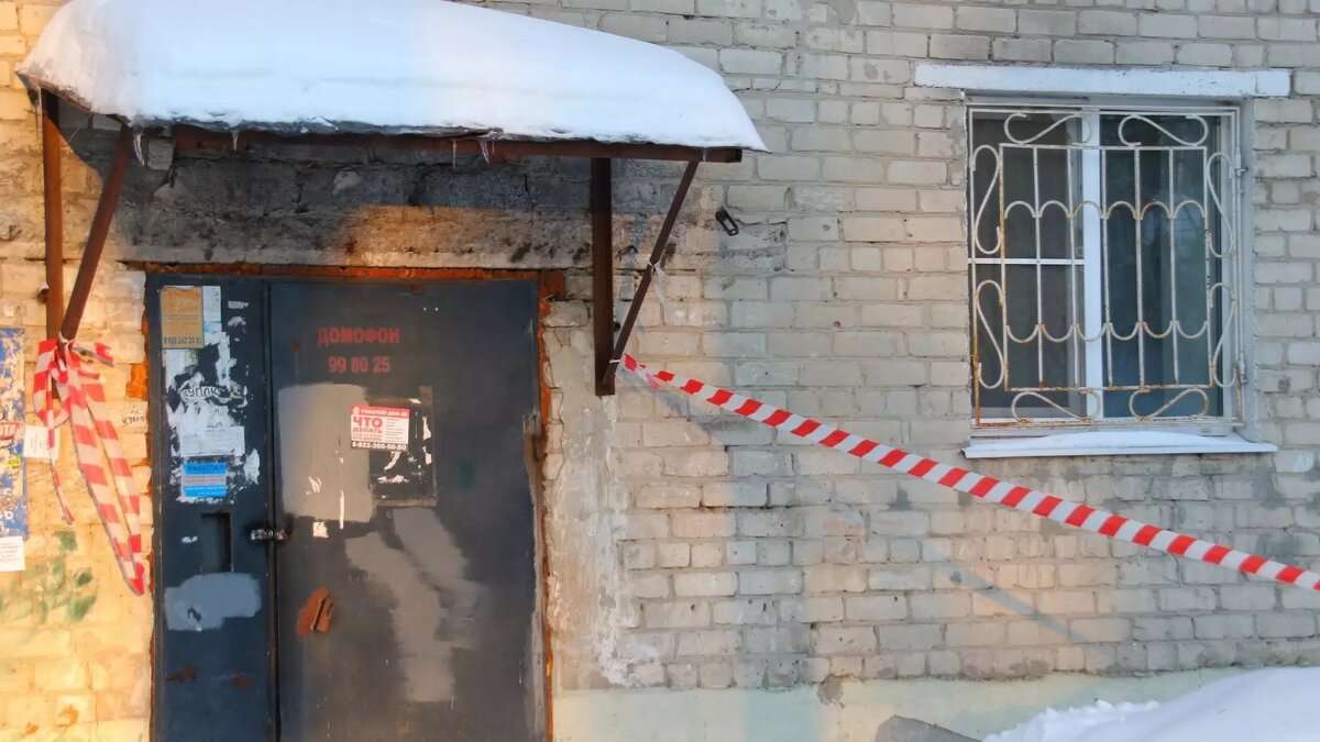     Пятиэтажку 1969 года постройки признали опасной в среду, 14 февраля. В 2015 году дом был признан аварийным. До вчерашнего дня там проживали жильцы только 11 квартир.