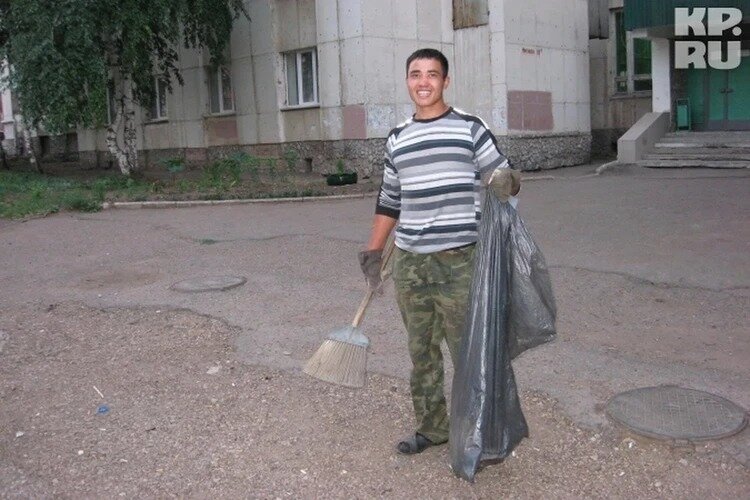 В 2012 года Ильнур с помощью метлы зарабатывал больше, чем многие офисные работники.