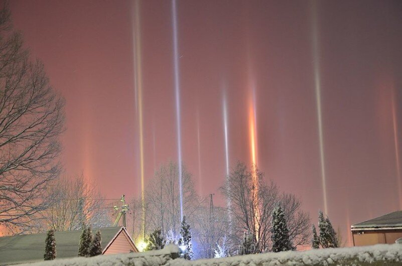 Световые столбы в зимнее время